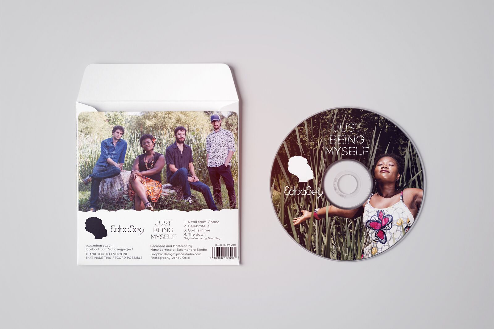 Contraportada i CD de l'àlbum “Just Being Myself” d'Edna Sey, amb fotografia, crèdits i llistat de temes