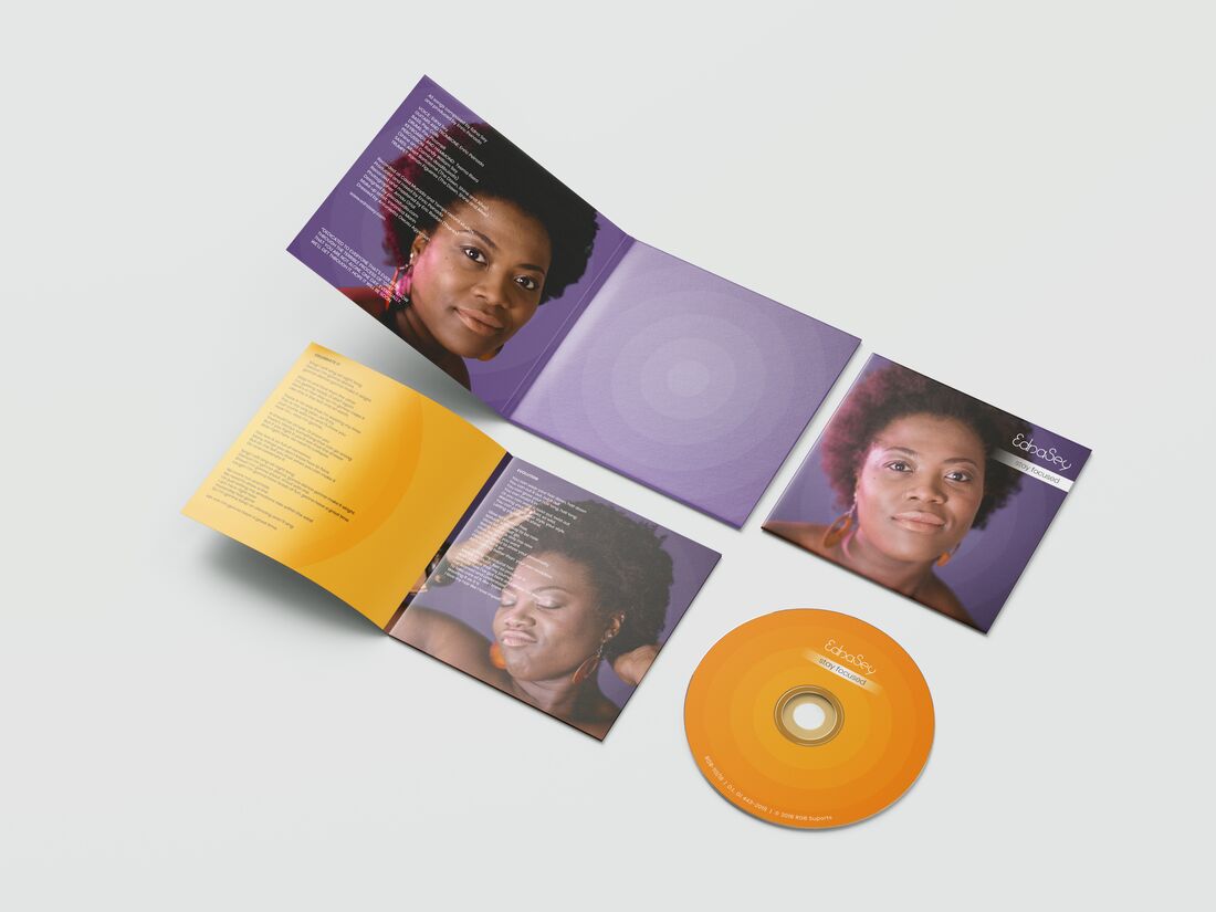 Interior del digipak de “Stay Focused” amb fotografia retrat i lletres de les cançons