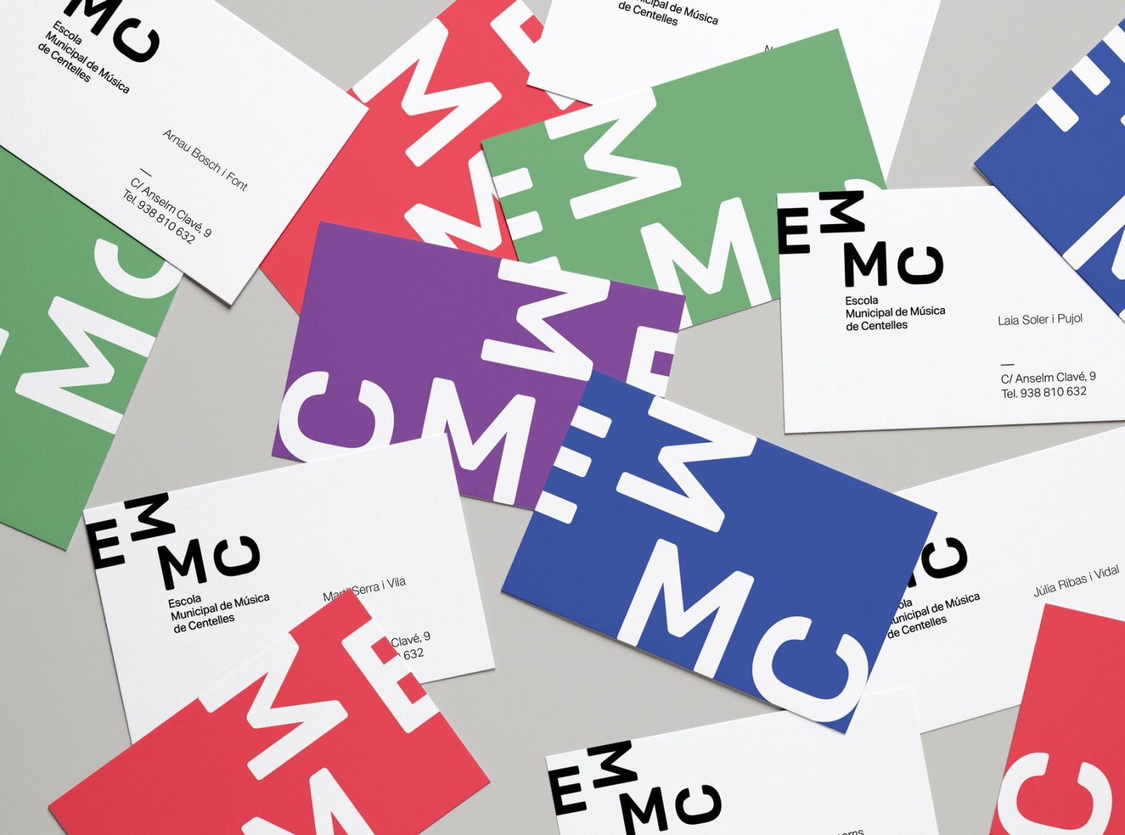 Tarjetas de la EMMC en cuatro colores con fragmentos del logotipo que encajan entre sí
