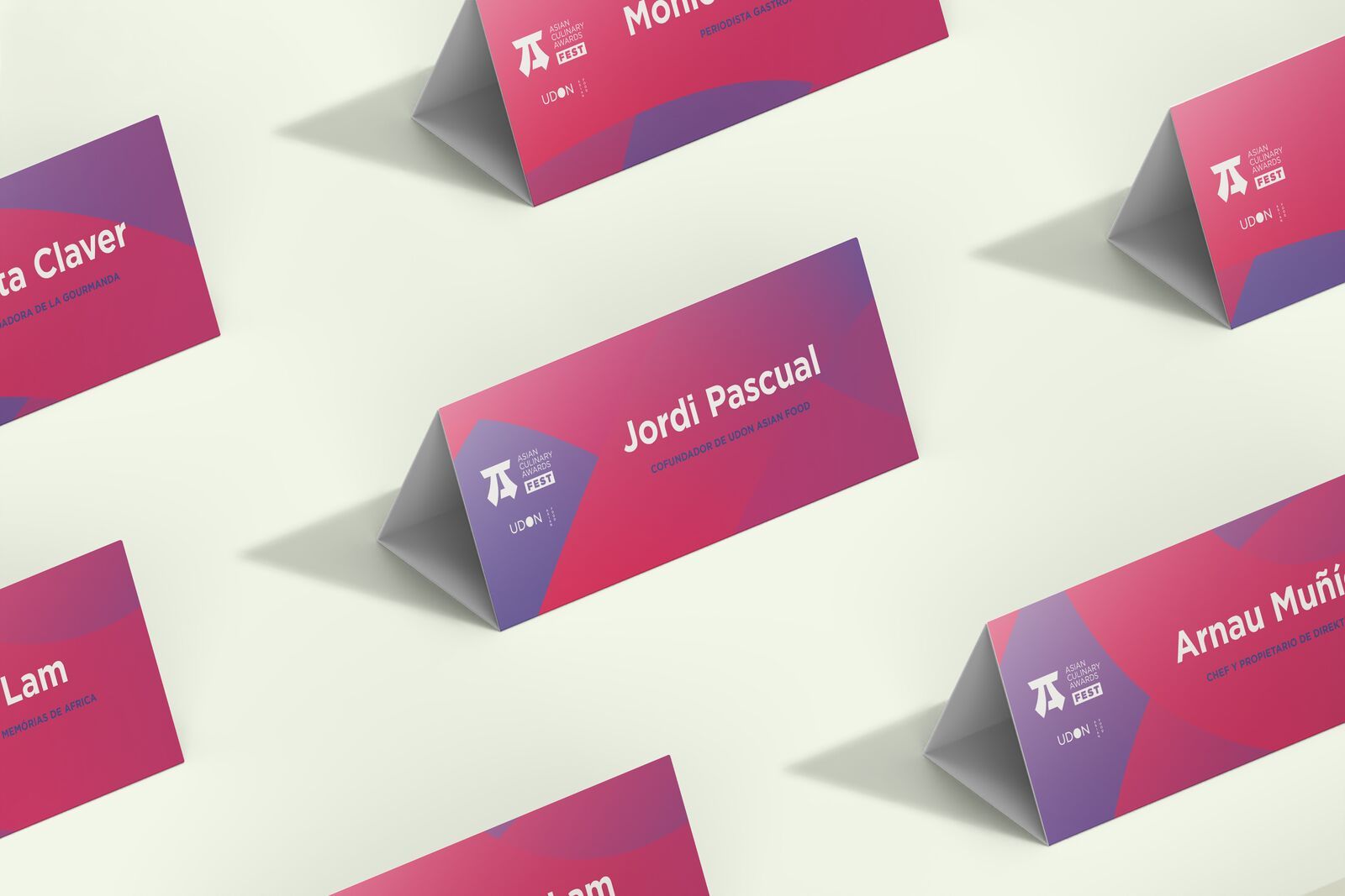 Tarjetas de mesa del jurado de los Asian Culinary Awards Fest con el nombre y el cargo de cada miembro